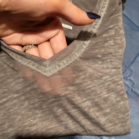 Mens Buckle Black V-neck Tshirt. Gray With Heather Pattern. Size XL - Picture 7 of 10